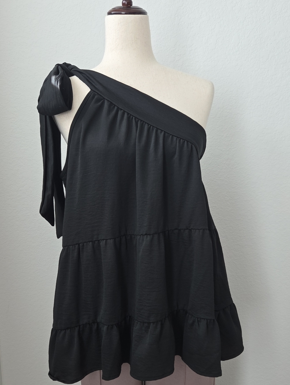 entro Black One-Shoulder Tiered Blouse Asymetrical Top Bow Tie Ruffles Babydoll